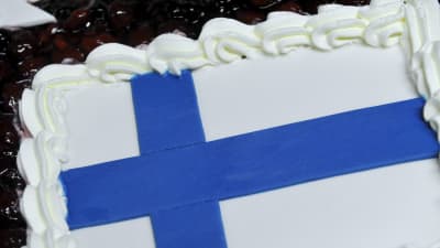 En tårta som föreställer Finlands flagga.