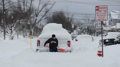 En man försökte gräva fram sin bil ur snön i Buffalo på måndagen. 