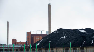 En stor stenkolshög framför Helens kraftverk i Södervik i Helsingfors. 