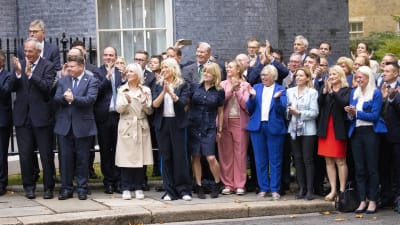 En grupp kolleger till Boris Johnson som applåderar utanför 10 Downing Street.