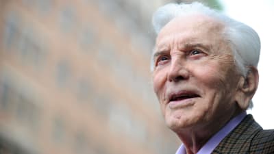 Porträtt utomhus av Kirk Douglas.