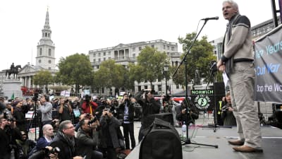 Julian Assange talar 8.10.2011 på Trafalgar Square under en manifestation mot Afghanistankriget med anledning av att det förflutit tio år sedan kriget i Afghanistan inleddes.