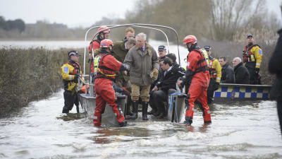 Prins Charles inspekterar översvämningsskador i Somerset