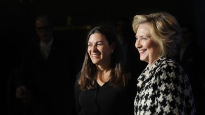 Nanette Burstein och Hillary Clinton på väg till filmens Europapremiär.