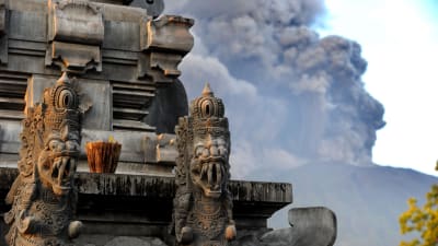 Vulkanen Agungs utbrott med ett balinesiskt tempel i Kubu i förgrunden. Bilden är tagen den 26.11.2017.