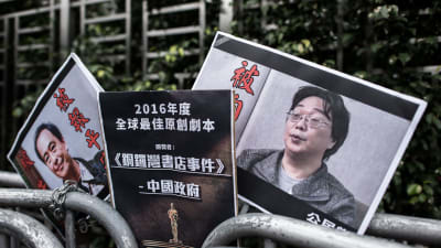 Plakat i samband med en demontration i Hongkong visar bokförläggaren Gui Minhai (till höger) och hans kollega Lee Bo (till vänster).