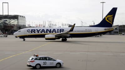 Ryanairs flygplan på en flygplats.