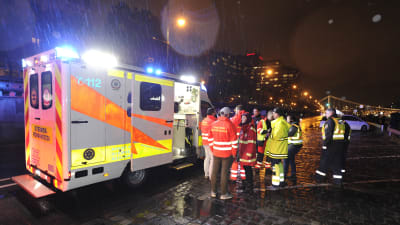 Ambulans i Budapest efter båtolycka.