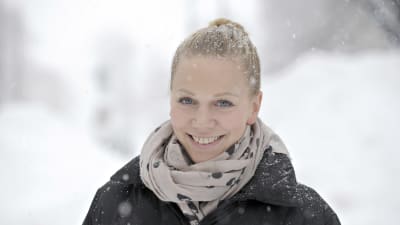 Anu Nieminen ler i snön.