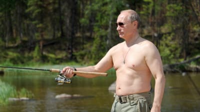 Putin fiskar. Utan skjorta.
