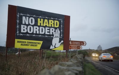 En anti-brexitkampanjskylt vid en vägren som motsätter sig en så kallad hård gräns mellan Irland och Nordirland.