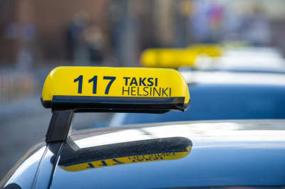 Taxiskylt på taxibil