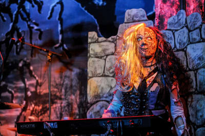 Kvinnligt monster bakom piano i bandet Lordi.