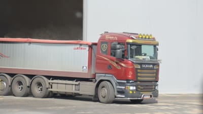 Lastbil kör fodervete i Ingå hamn.
