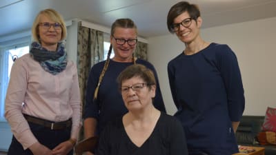 Paula Kullas, Susanne Miikki och Anna Cederberg från rehabiliteringsteamet i Vasa stad tillsammans med klienten Pirkko Paananen.