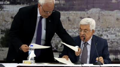 Palestinierpresidenten Mahmoud Abbas undertecknar stadgan för Internationella brottmålsdomstolen.