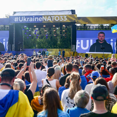 Ukrainan presidentti Volodymyr Zelenskyi puhuu vilnailaisille