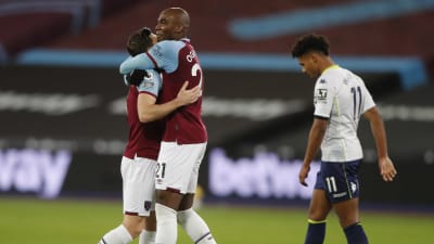 Aaron Cresswell och Angelo Ogbonna firar, Aston Villas Ollie Watkins går förbi med huvudet böjt