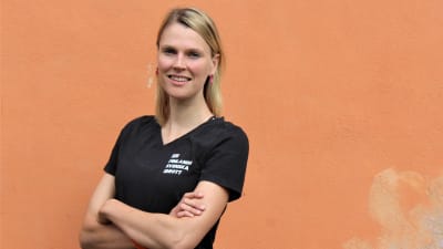 Saara Norrgrann står med händerna i kors.