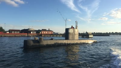 Den privatägda ubåten UC3 Nautilus utanför Köpenhamn. Kvinnan på fotografiet som togs den här veckan, har inte identifierats