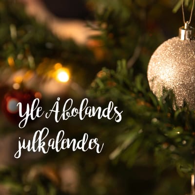 En julgranskula i en julgran. PÅ bilden står Yle Åbolands julkalender.