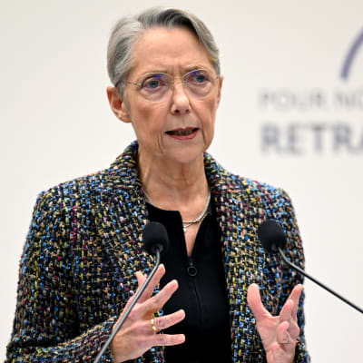 Premiärminister Élisabeth Borne under en presskonferens om pensionsreformen i Frankrike