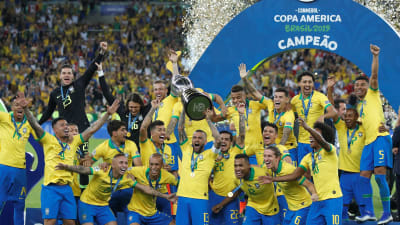 Brasilien fick lyfta bucklan i Copa América.