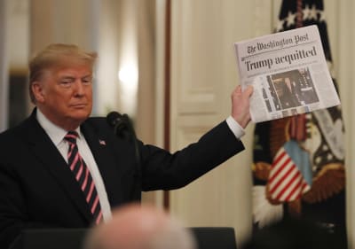 Presidentti Trump esitteli Washington Postin otsikkoa "Trump vapautettiin syytteistä" Valkoisen talon lehdistötilaisuudessa.