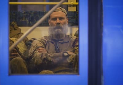 soldat från Azovstal har gett upp och sitter i buss