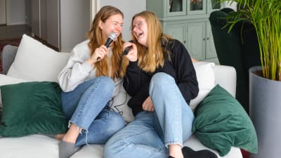 Två flickor i en soffa.