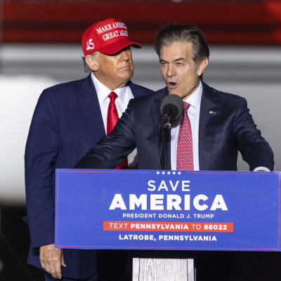 Donald Trump och senatskandidaten i Pennsylvania Mehmet Oz under ett kampanjevenemang.