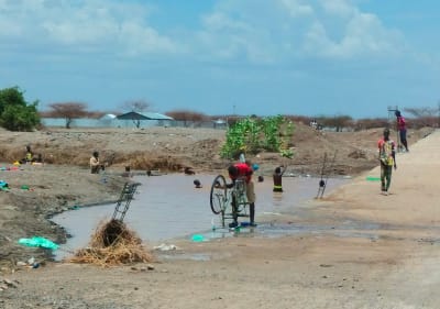 vy från Kenya där vattnet samlats som små sjöar efter ösregn