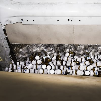 Rivotril-burkar i en skåpbil. Helsingforspolisen hittade 300 000 tabletter i maj 2019.