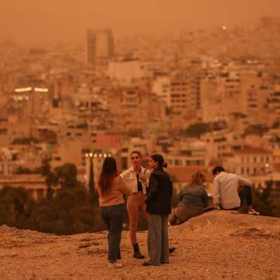 Ökensand från Sahara färgade omgivningen orange i Aten, Grekland den 23 april 2024.