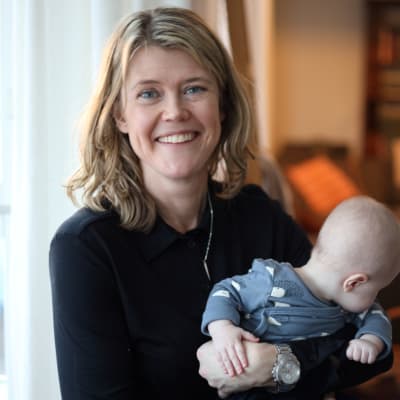 Kvinna med en baby i famnen.