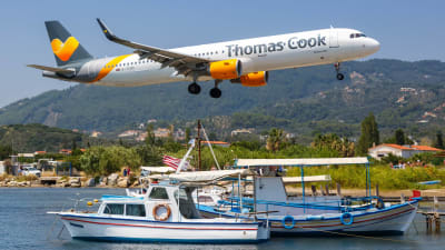Ett Thomas Cook-flygplan färdas över Skiathos i Grekland.