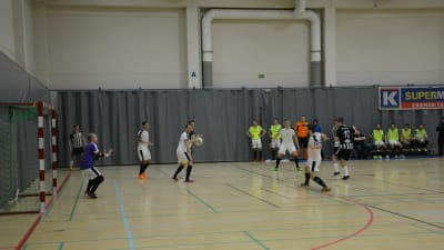 Matchbild från cupmatchen mellan RBK och GFT i Ekenäs bollhall.