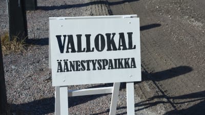 Skylt med texten vallokal äänestyspaikka.