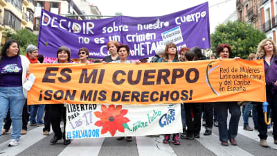 Demonstranter från Den feministiska rörelsen i Madrid håller upp banderoller med texterna "Att bestämma över våra kroppar är inte ett brott" samt "Det är min kropp och mitt val" under en demonstration på den internationella dagen dör dekriminalisering av