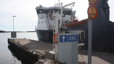 Förbindelsebåten Stella vid kaj i Kasnäs.