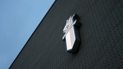 Bild på polisvapnet på polisstationen i Åbo.
