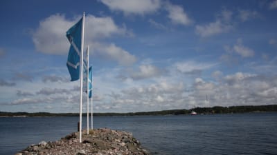 Pargas flaggor som fladdrar i vinden i Houtskär.