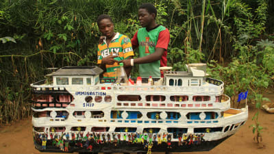 Bröderna Emile och Raphael från Kongo, som har byggt ett immigrationsskepp