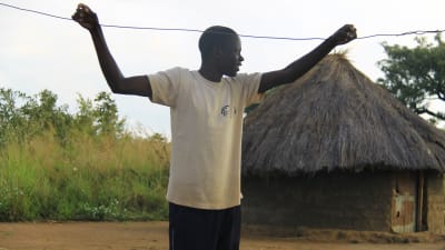 Francis Okot Oyat i norra Uganda på sin hemgård