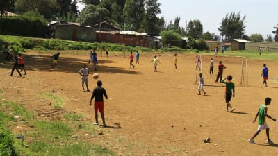 Människor spelar fotboll i Addis Abeba