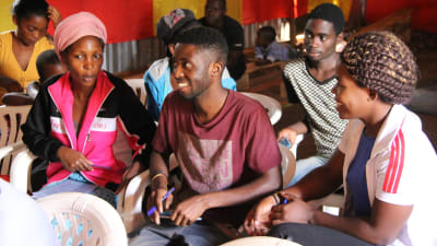 Finlands flyktinghjälps läskunnighetskurs i Kampala