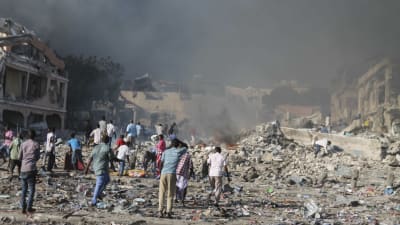 Förödelsen var stor efter explosionen vid gatukorsningen K5 i centrum av Mogadishu. 