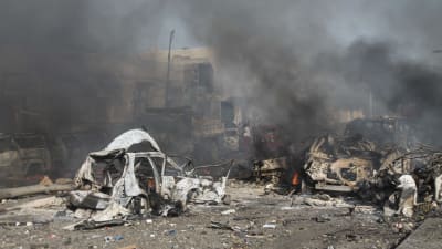 Förstörda fordon efter det förödande bombdådet i Mogadishu den 14 oktober 2017.