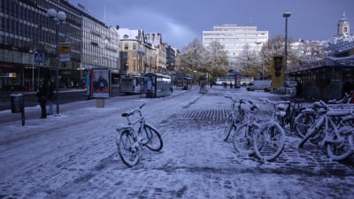 salutorget i Åbo med ett tunt lager snö på cyklar och torgstenar.