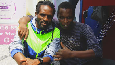 Zimbabwierna Bungan Djamini och Reymond Mapakata poserar för bild.